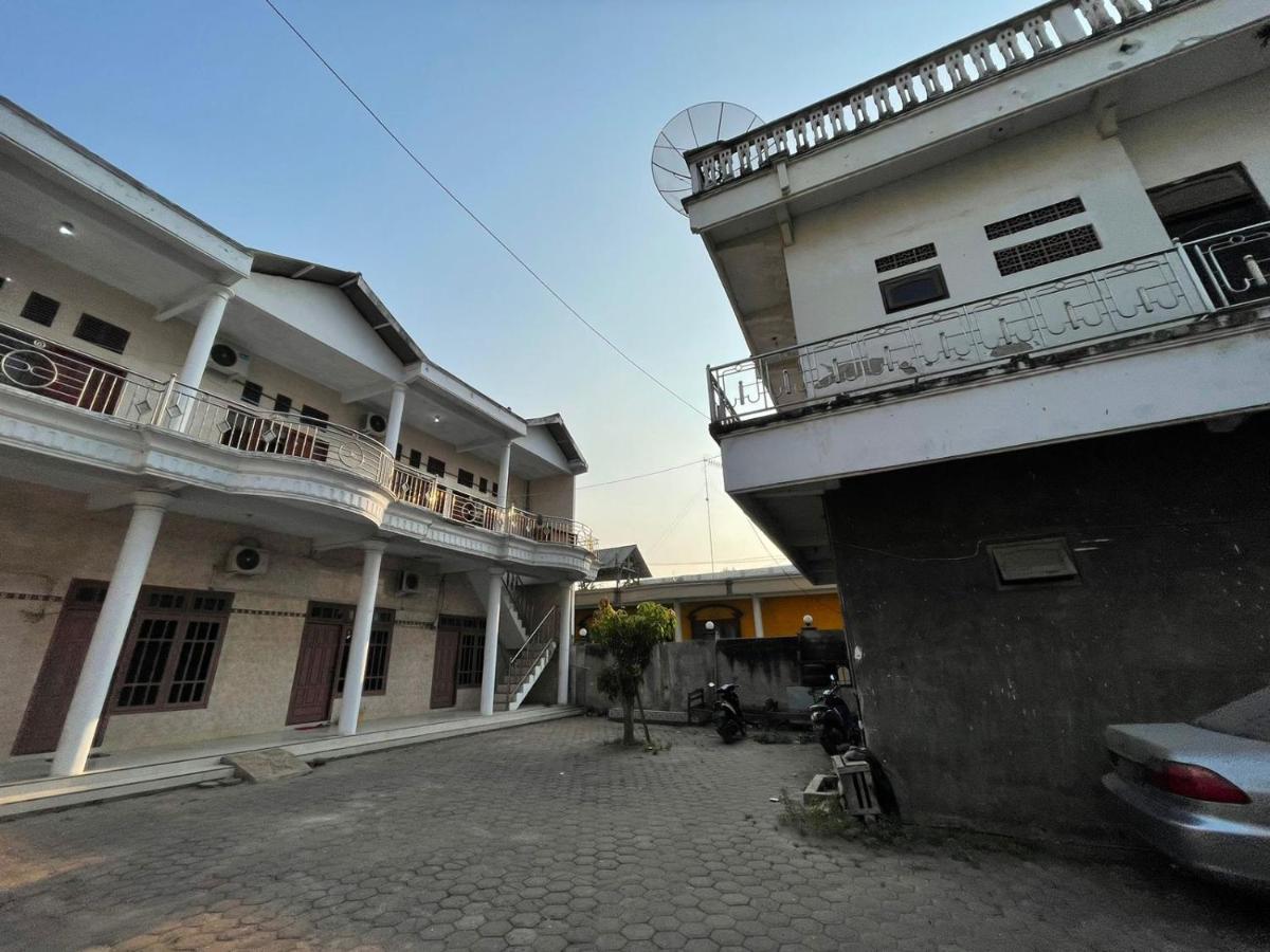 Oyo Life 93083 Nova Jaya 3 Homestay Syariah Lamongan 外观 照片