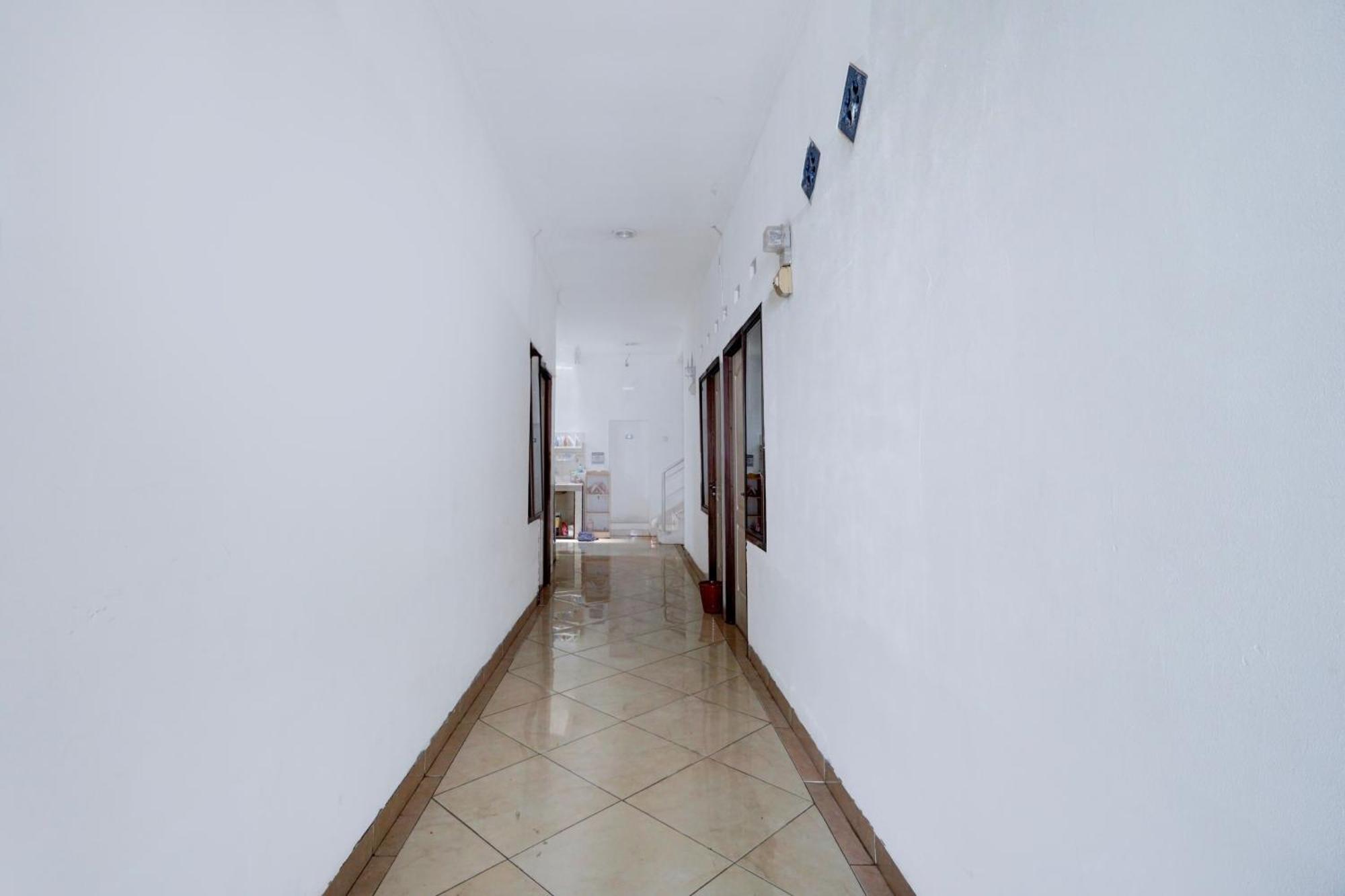 Oyo Life 93083 Nova Jaya 3 Homestay Syariah Lamongan 外观 照片