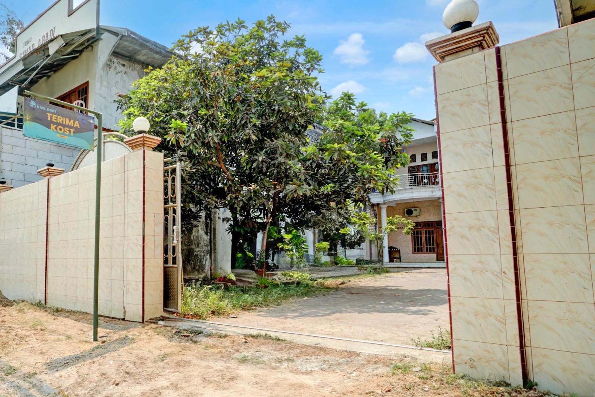 Oyo Life 93083 Nova Jaya 3 Homestay Syariah Lamongan 外观 照片