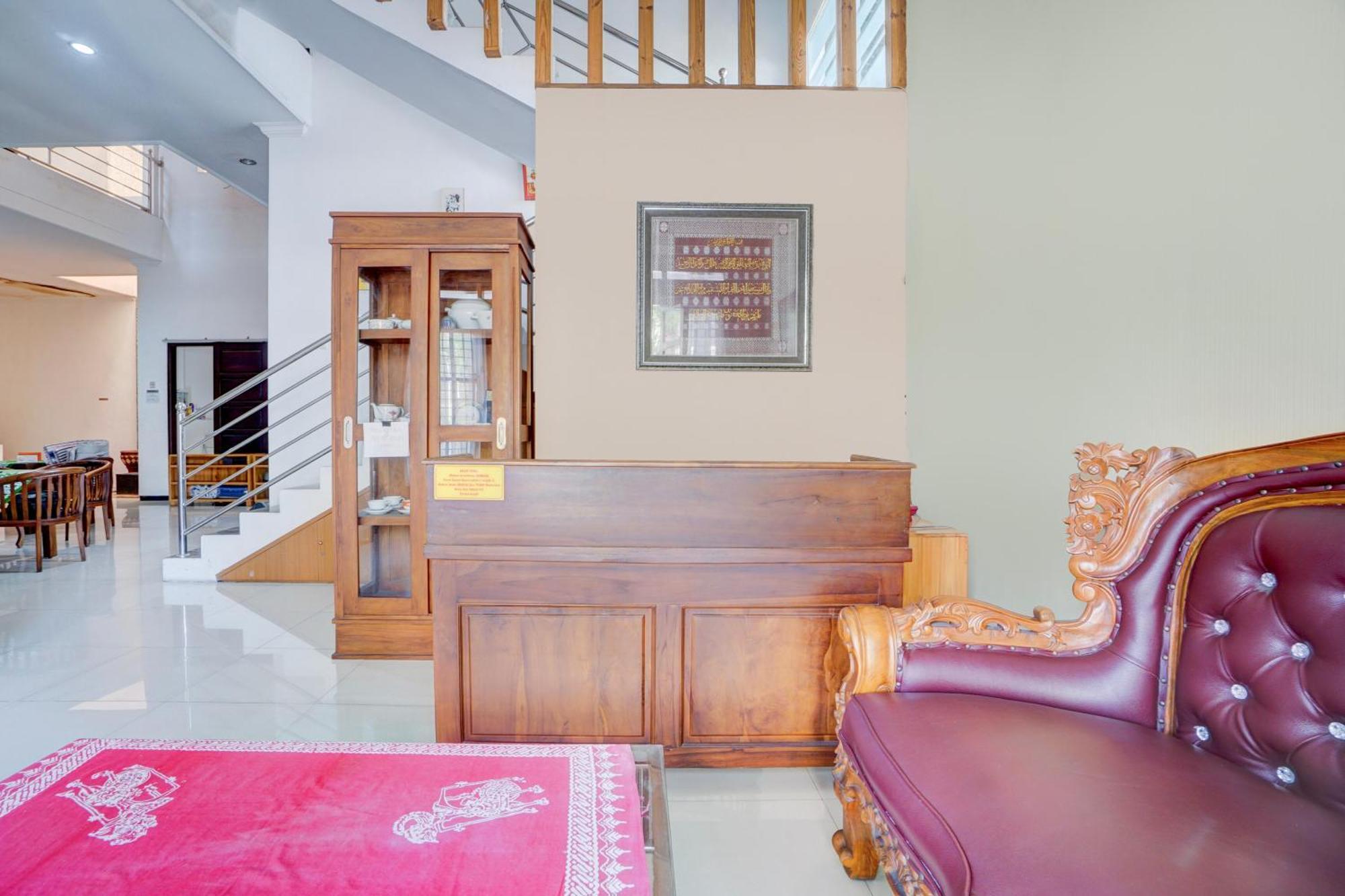 Oyo Life 93083 Nova Jaya 3 Homestay Syariah Lamongan 外观 照片